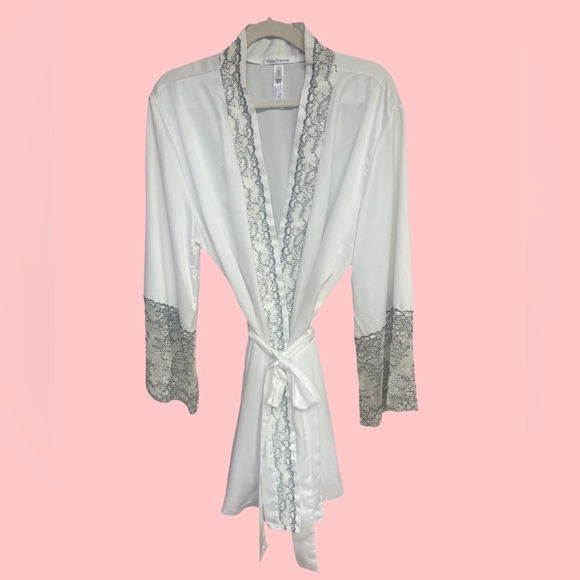 BRAND NEW FLORA NIKROOZIVORY SATIN ROBE W/LACE TRIM- EXQUISITE -NWT